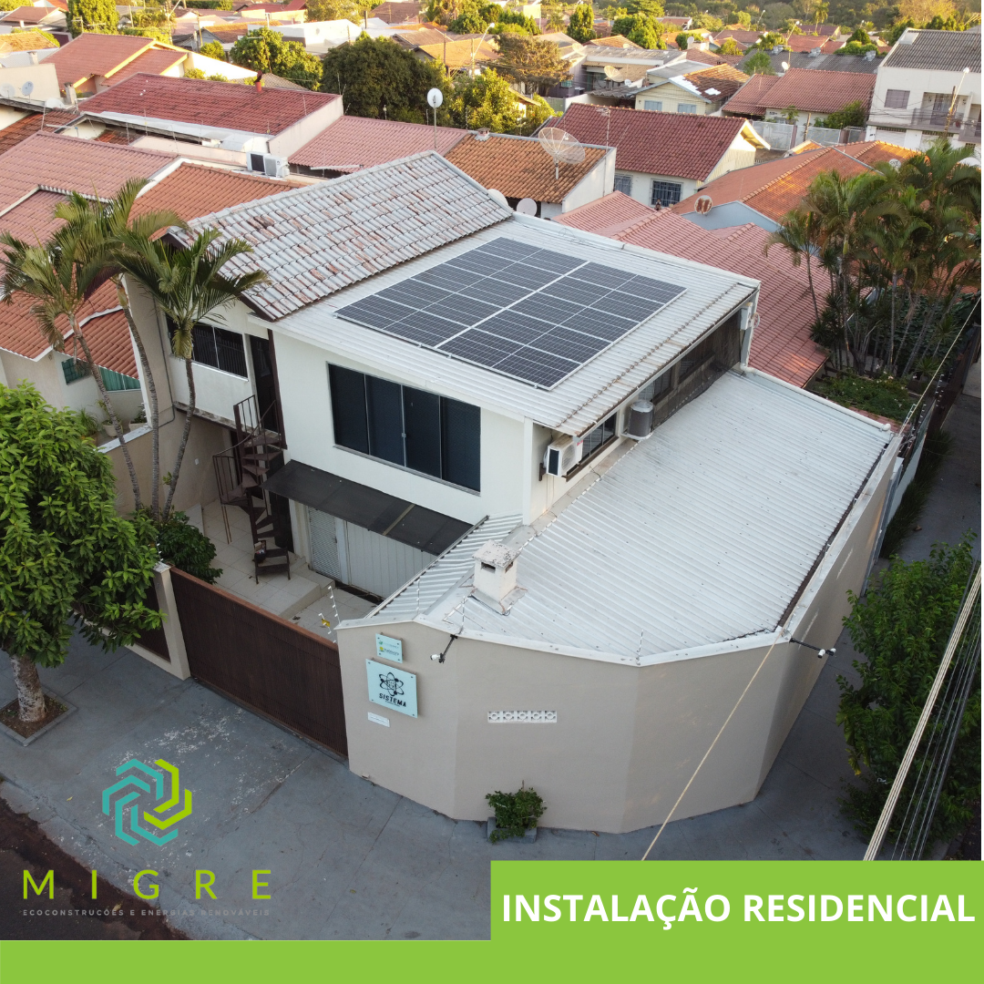 Telhado de uma casa com painel solar